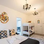 Harry Potter House 1Br - Free On Street Parking - Self Check In - Sleeps Family Of 4