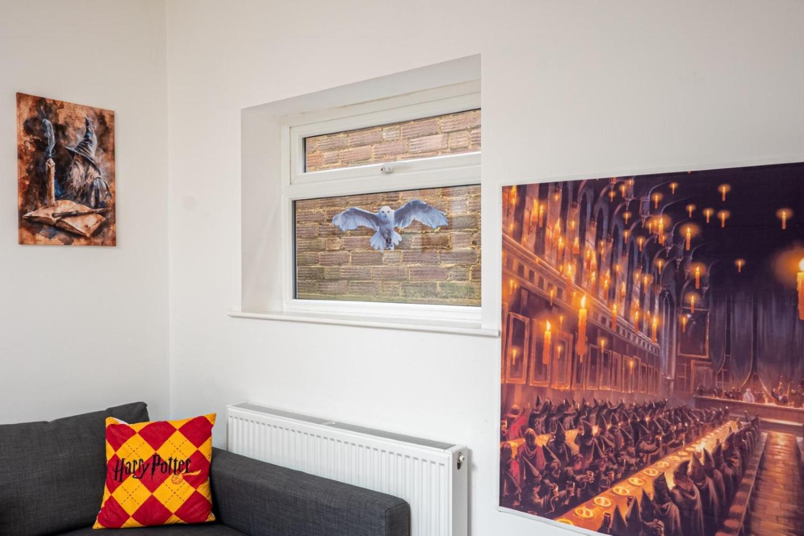 Harry Potter House 1br - Free On Street Parking - Self Check In - Sleeps Family Of 4 Apartment *