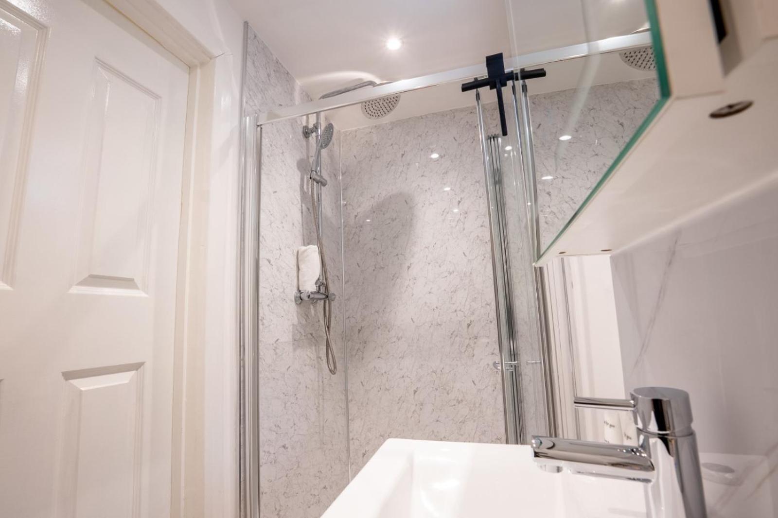Apartment Harry Potter House 1br - Free On Street Parking - Self Check In - Sleeps Family Of 4 *