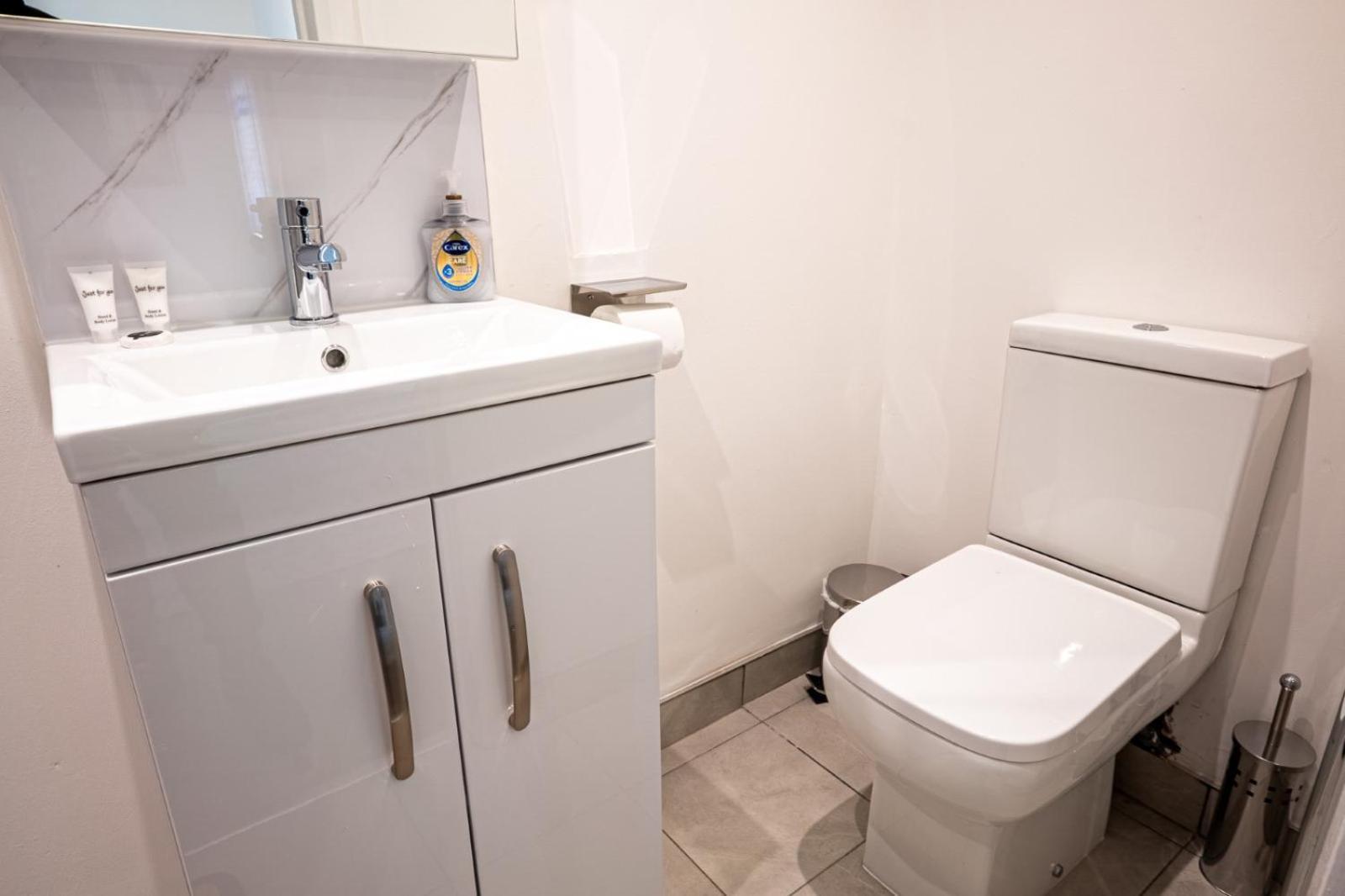 Harry Potter House 1br - Free On Street Parking - Self Check In - Sleeps Family Of 4