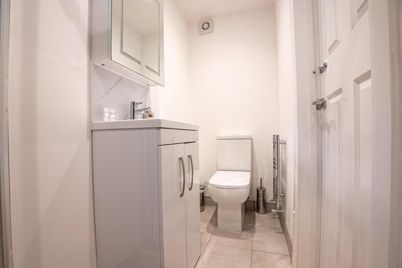 Harry Potter House 1br - Free On Street Parking - Self Check In - Sleeps Family Of 4 * Watford (Hertfordshire)
