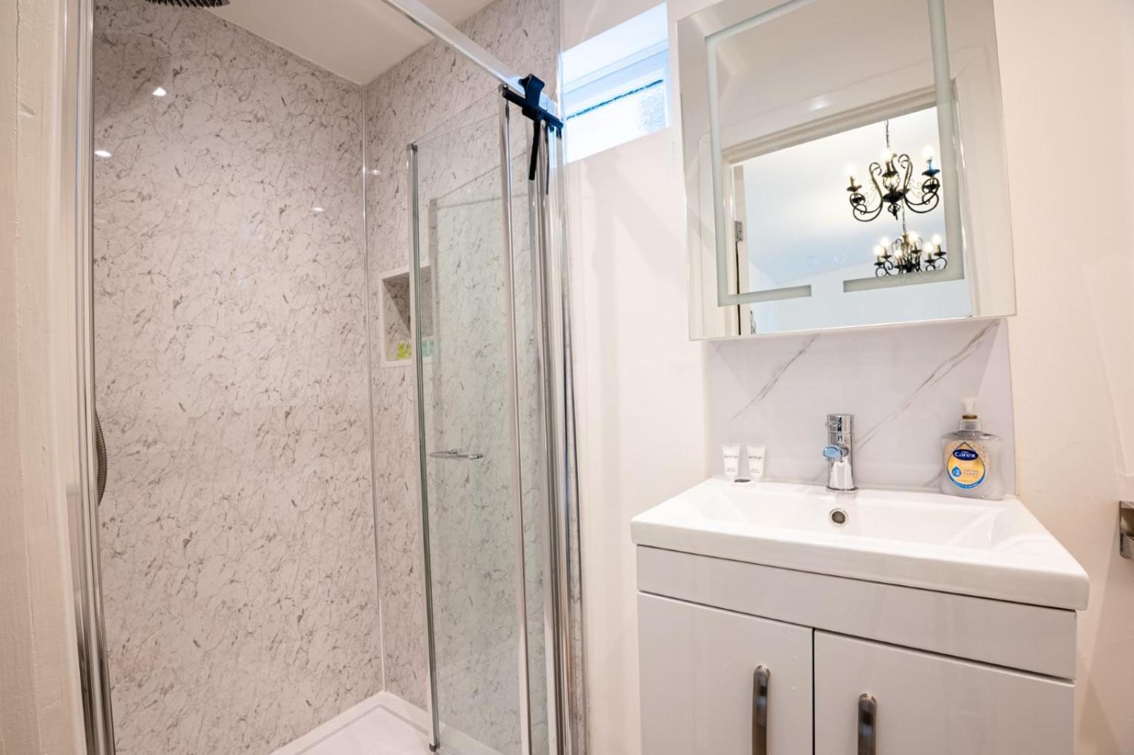 Harry Potter House 1br - Free On Street Parking - Self Check In - Sleeps Family Of 4 * Watford (Hertfordshire)