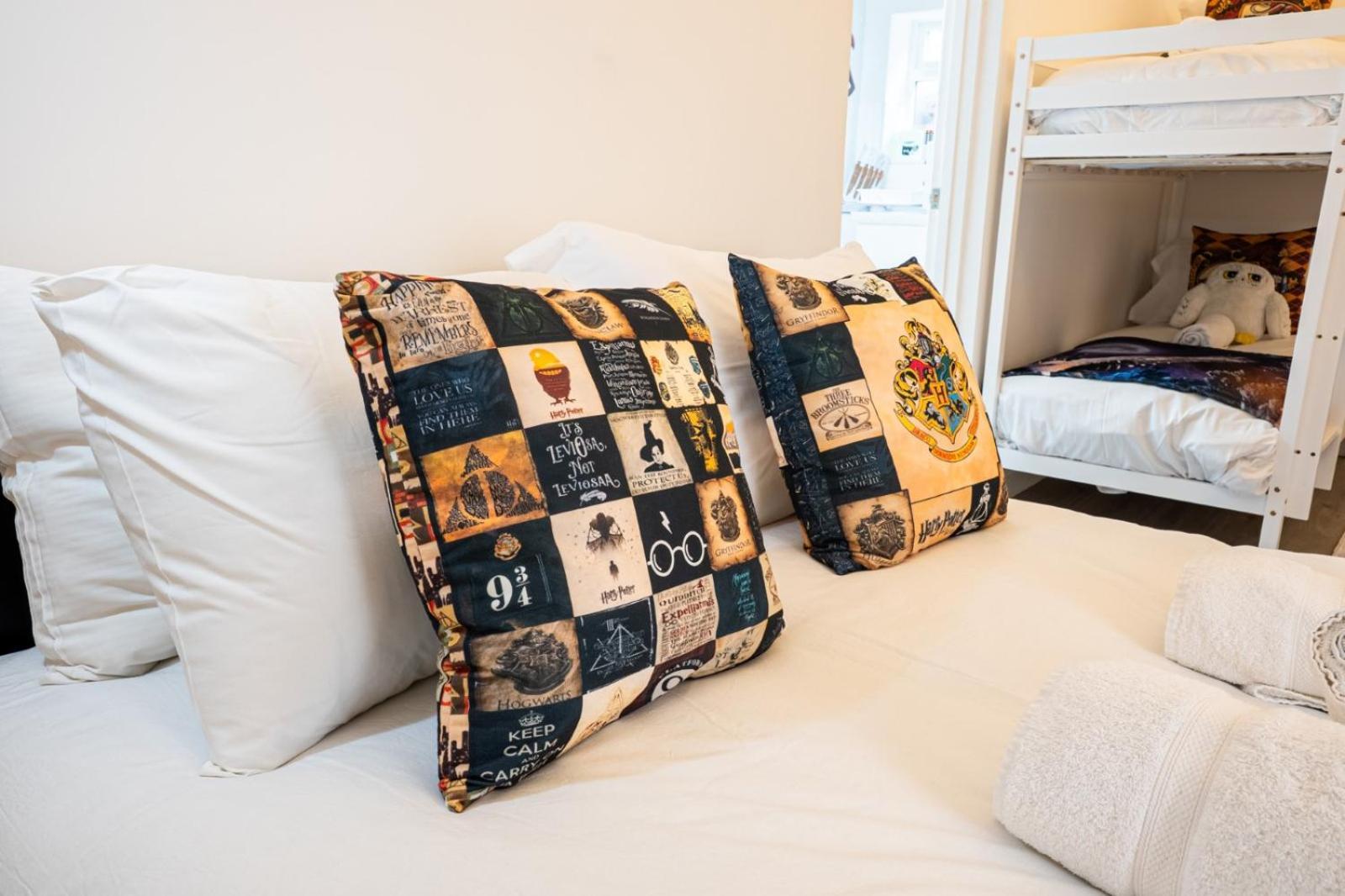 Harry Potter House 1br - Free On Street Parking - Self Check In - Sleeps Family Of 4 Apartment