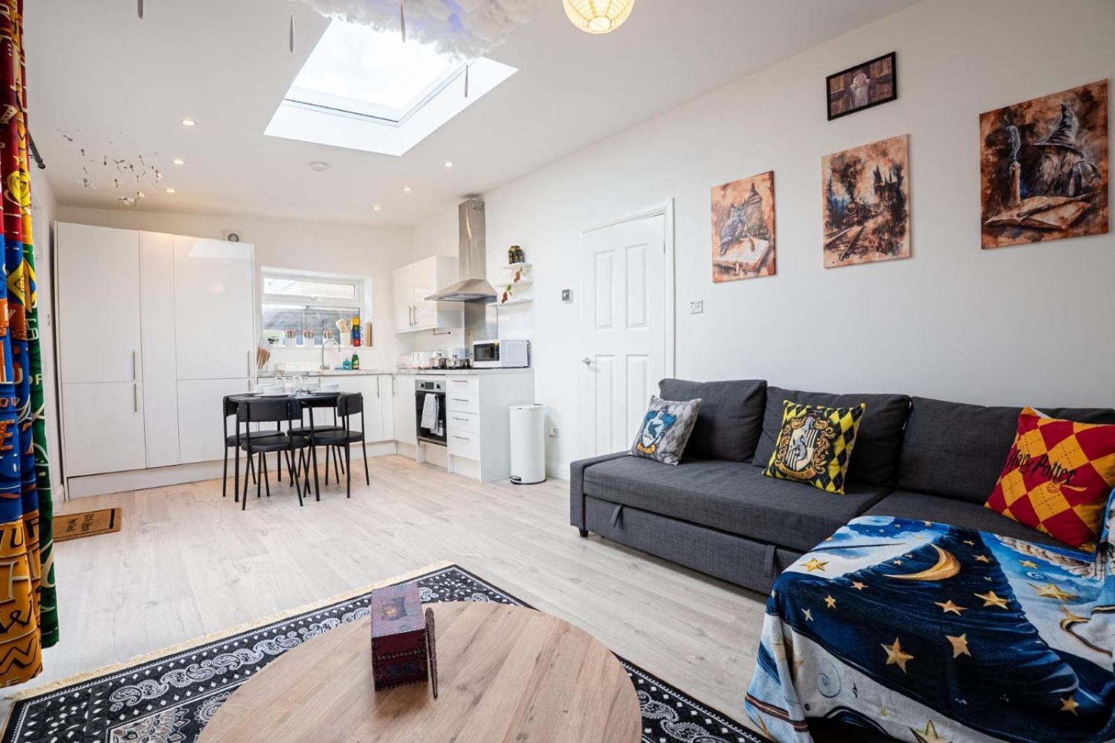 Harry Potter House 1br - Free On Street Parking - Self Check In - Sleeps Family Of 4
