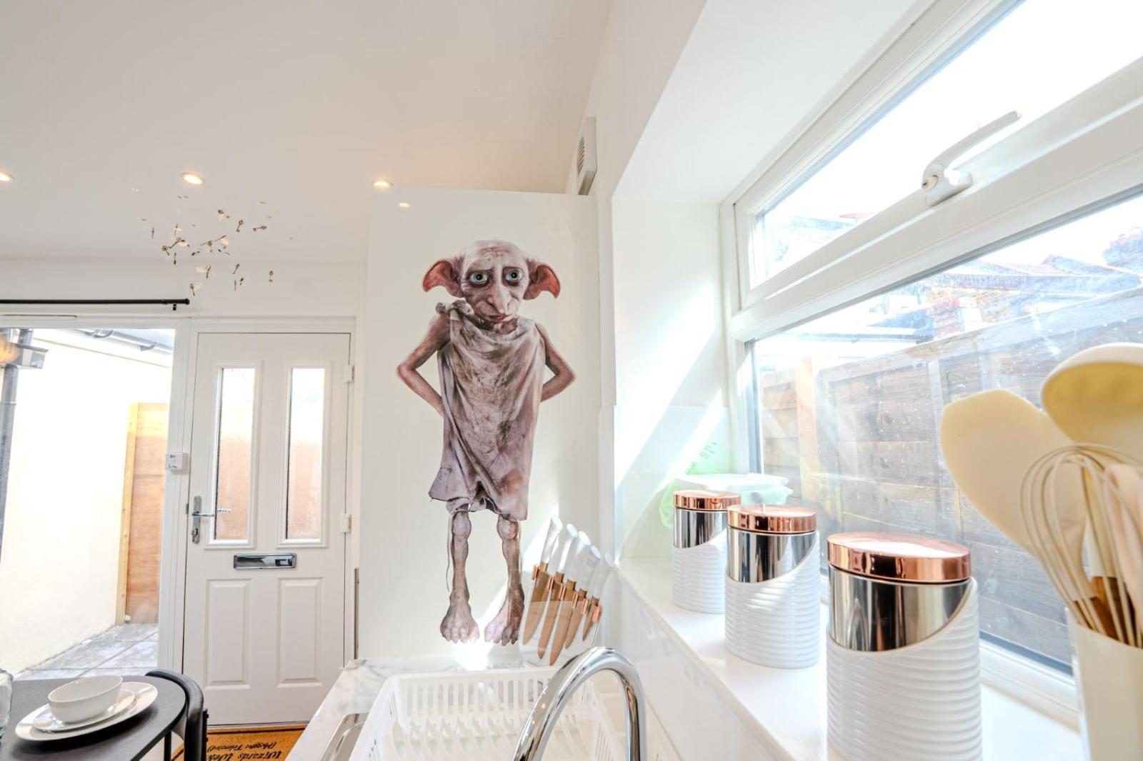 Harry Potter House 1br - Free On Street Parking - Self Check In - Sleeps Family Of 4 Apartment