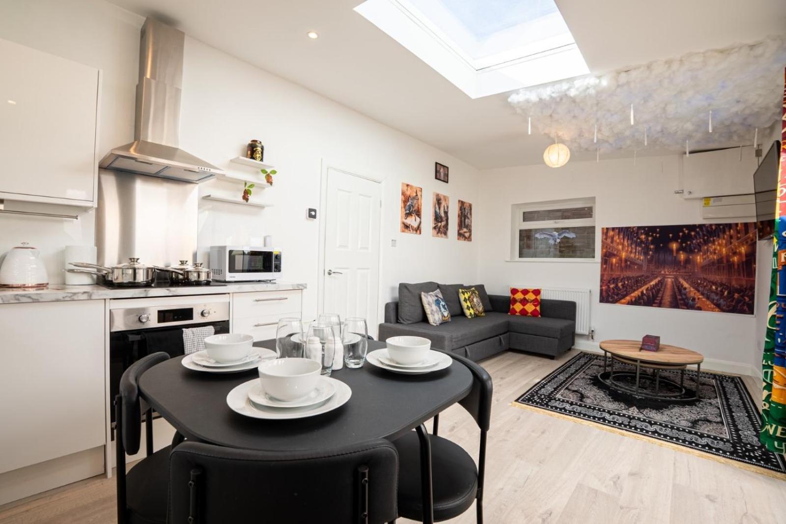 Harry Potter House 1br - Free On Street Parking - Self Check In - Sleeps Family Of 4